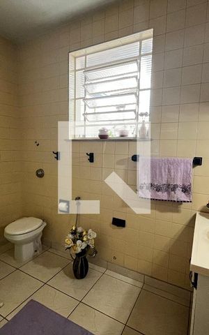 Casa à venda com 355m², 6 quartos e 2 vagas Casa à venda com 355m², 6 quartos e 2 vagasCasa 1- Banheiro