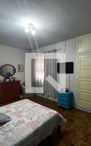 Casa à venda com 355m², 6 quartos e 2 vagas Casa à venda com 355m², 6 quartos e 2 vagasCasa 1- Quarto