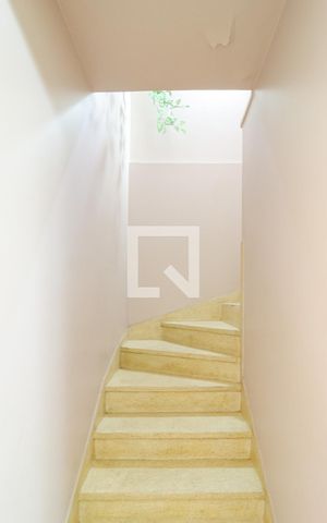 Casa à venda com 199m², 3 quartos e 2 vagas Casa à venda com 199m², 3 quartos e 2 vagasEscadas