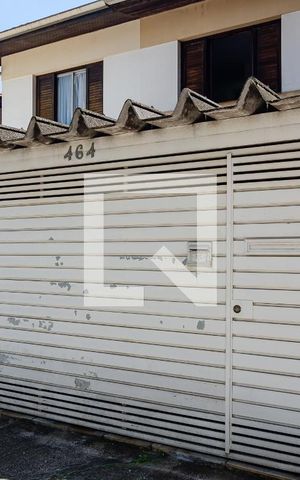Casa à venda com 199m², 3 quartos e 2 vagas Casa à venda com 199m², 3 quartos e 2 vagasFachada