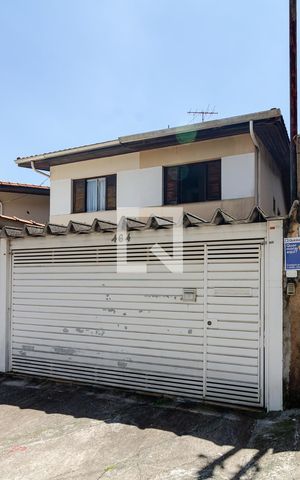 Casa à venda com 199m², 3 quartos e 2 vagas Casa à venda com 199m², 3 quartos e 2 vagasFachada
