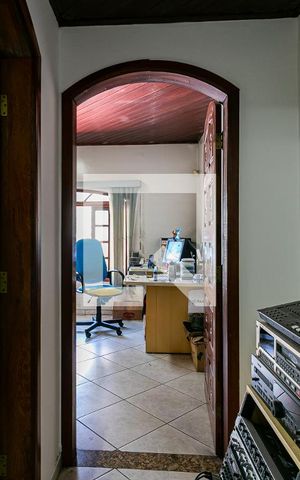 Casa à venda com 384m², 8 quartos e 4 vagas Casa à venda com 384m², 8 quartos e 4 vagasCorredor / Dormitório 4