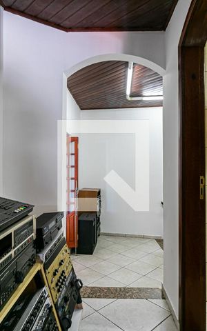 Casa à venda com 384m², 8 quartos e 4 vagas Casa à venda com 384m², 8 quartos e 4 vagasCorredor