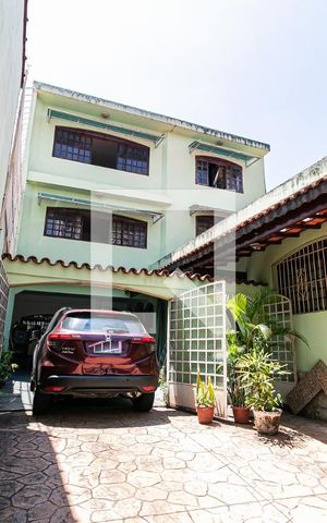 Casa à venda com 384m², 8 quartos e 4 vagas Casa à venda com 384m², 8 quartos e 4 vagasGaragem