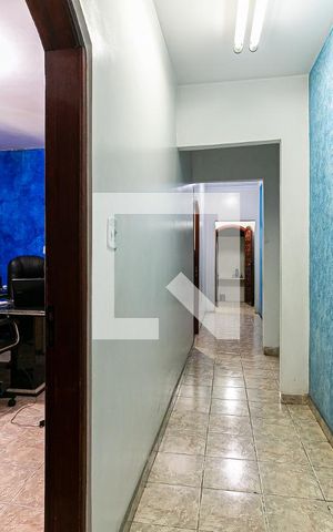 Casa à venda com 384m², 8 quartos e 4 vagas Casa à venda com 384m², 8 quartos e 4 vagasCorredor