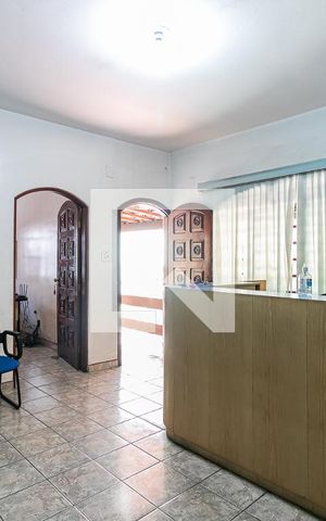 Casa à venda com 384m², 8 quartos e 4 vagas Casa à venda com 384m², 8 quartos e 4 vagasSala