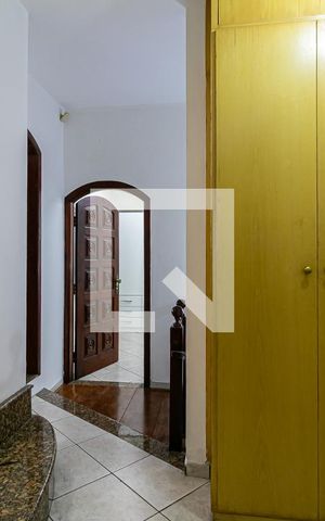 Casa à venda com 384m², 8 quartos e 4 vagas Casa à venda com 384m², 8 quartos e 4 vagasCorredor