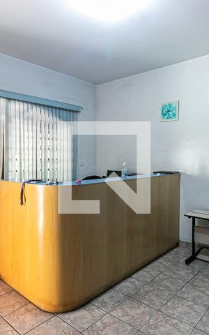 Casa à venda com 384m², 8 quartos e 4 vagas Casa à venda com 384m², 8 quartos e 4 vagasSala
