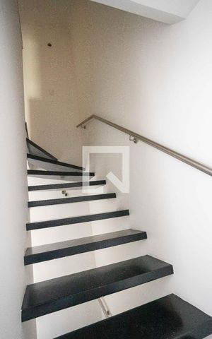 Casa de condomínio à venda com 140m², 3 quartos e 2 vagas Casa de condomínio à venda com 140m², 3 quartos e 2 vagasEscada