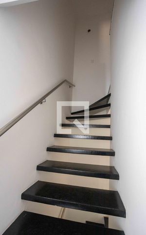 Casa à venda com 140m², 3 quartos e 2 vagas Casa à venda com 140m², 3 quartos e 2 vagasEscada