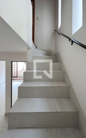 Casa para alugar com 230m², 3 quartos e 1 vagaEscada