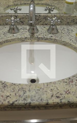 Apartamento à venda com 72m², 2 quartos e 2 vagasBanheiro da Suíte