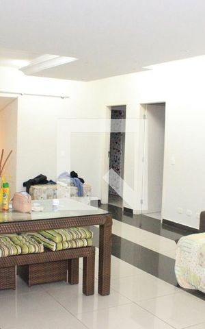 Casa para alugar com 400m², 5 quartos e 8 vagasSala