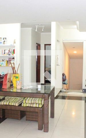 Casa para alugar com 400m², 5 quartos e 8 vagasSala