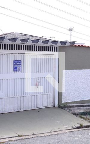 Casa à venda com 250m², 4 quartos e 4 vagasFachada e Placa