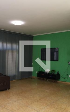 Casa à venda com 250m², 4 quartos e 4 vagasSala