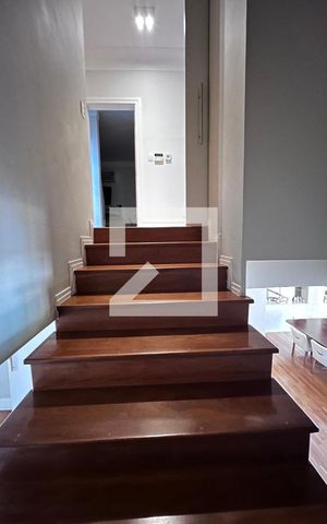 Casa à venda com 700m², 4 quartos e 5 vagas Casa à venda com 700m², 4 quartos e 5 vagasEscada