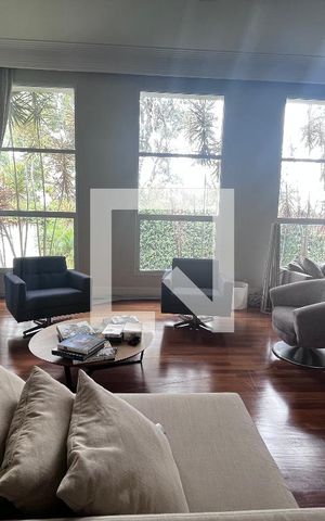 Casa à venda com 700m², 4 quartos e 5 vagas Casa à venda com 700m², 4 quartos e 5 vagasSala