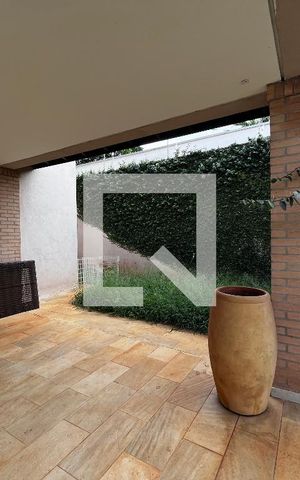 Casa à venda com 700m², 4 quartos e 5 vagas Casa à venda com 700m², 4 quartos e 5 vagasÁrea comum