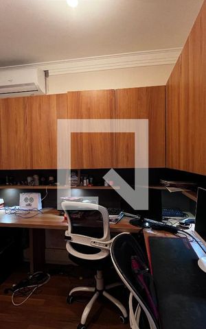 Casa à venda com 700m², 4 quartos e 5 vagas Casa à venda com 700m², 4 quartos e 5 vagasEscritório