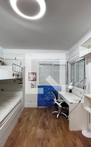 Casa à venda com 700m², 4 quartos e 5 vagas Casa à venda com 700m², 4 quartos e 5 vagasQuarto