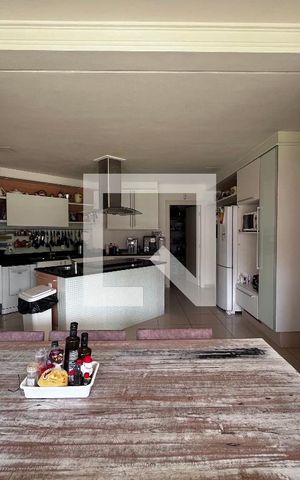 Casa à venda com 700m², 4 quartos e 5 vagas Casa à venda com 700m², 4 quartos e 5 vagasCozinha