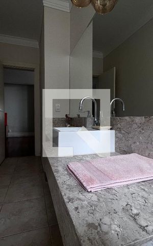 Casa à venda com 700m², 4 quartos e 5 vagas Casa à venda com 700m², 4 quartos e 5 vagasLavabo