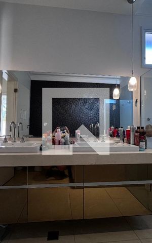 Casa à venda com 700m², 4 quartos e 5 vagas Casa à venda com 700m², 4 quartos e 5 vagasBanheiro