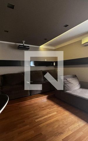 Casa à venda com 700m², 4 quartos e 5 vagas Casa à venda com 700m², 4 quartos e 5 vagasSala