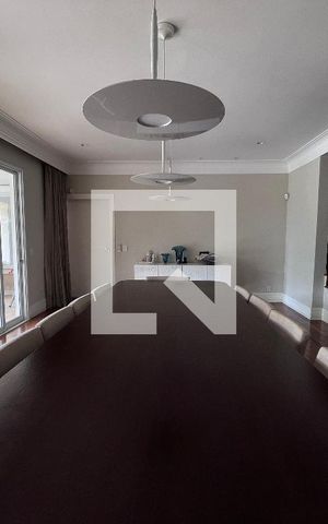 Casa à venda com 700m², 4 quartos e 5 vagas Casa à venda com 700m², 4 quartos e 5 vagasSala de Jantar