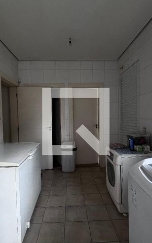 Casa à venda com 700m², 4 quartos e 5 vagas Casa à venda com 700m², 4 quartos e 5 vagasÁrea de Serviço