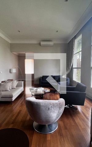 Casa à venda com 700m², 4 quartos e 5 vagas Casa à venda com 700m², 4 quartos e 5 vagasSala