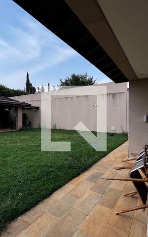 Casa à venda com 700m², 4 quartos e 5 vagas Casa à venda com 700m², 4 quartos e 5 vagasÁrea comum