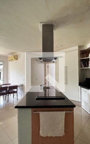 Casa à venda com 700m², 4 quartos e 5 vagas Casa à venda com 700m², 4 quartos e 5 vagasCozinha