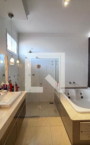 Casa à venda com 700m², 4 quartos e 5 vagas Casa à venda com 700m², 4 quartos e 5 vagasBanheiro