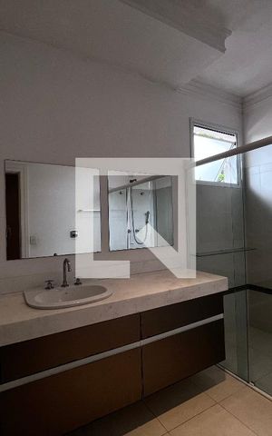 Casa à venda com 700m², 4 quartos e 5 vagas Casa à venda com 700m², 4 quartos e 5 vagasBanheiro