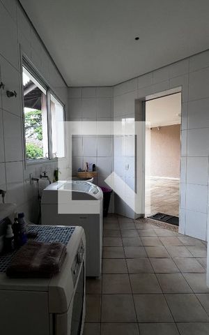 Casa à venda com 700m², 4 quartos e 5 vagas Casa à venda com 700m², 4 quartos e 5 vagasÁrea de Serviço