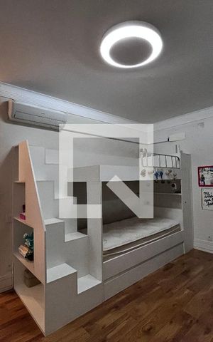 Casa à venda com 700m², 4 quartos e 5 vagas Casa à venda com 700m², 4 quartos e 5 vagasQuarto