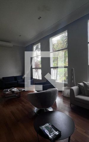 Casa à venda com 700m², 4 quartos e 5 vagas Casa à venda com 700m², 4 quartos e 5 vagasSala