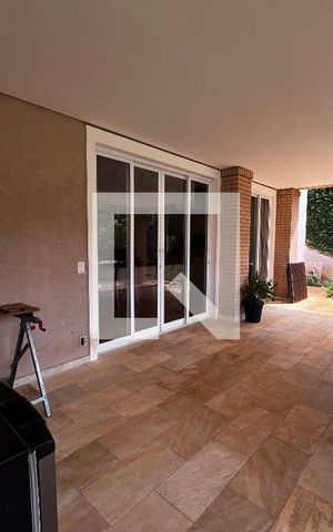 Casa à venda com 700m², 4 quartos e 5 vagas Casa à venda com 700m², 4 quartos e 5 vagasÁrea comum