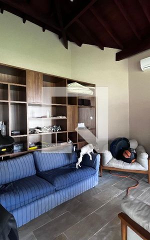 Casa à venda com 700m², 4 quartos e 5 vagas Casa à venda com 700m², 4 quartos e 5 vagasÁrea comum