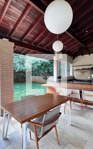 Casa à venda com 700m², 4 quartos e 5 vagas Casa à venda com 700m², 4 quartos e 5 vagasÁrea comum