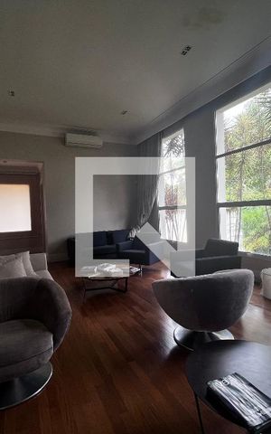 Casa à venda com 700m², 4 quartos e 5 vagas Casa à venda com 700m², 4 quartos e 5 vagasSala