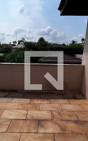 Casa à venda com 700m², 4 quartos e 5 vagas Casa à venda com 700m², 4 quartos e 5 vagasVaranda
