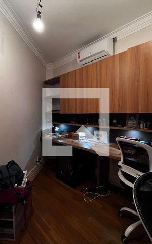 Casa à venda com 700m², 4 quartos e 5 vagas Casa à venda com 700m², 4 quartos e 5 vagasEscritório