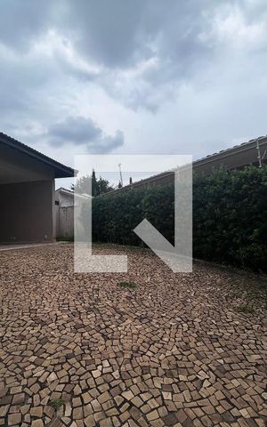 Casa à venda com 700m², 4 quartos e 5 vagas Casa à venda com 700m², 4 quartos e 5 vagasÁrea comum