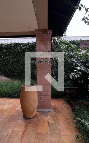 Casa à venda com 700m², 4 quartos e 5 vagas Casa à venda com 700m², 4 quartos e 5 vagasÁrea comum