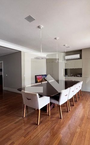 Casa à venda com 700m², 4 quartos e 5 vagas Casa à venda com 700m², 4 quartos e 5 vagasSala de Jantar