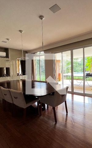 Casa à venda com 700m², 4 quartos e 5 vagas Casa à venda com 700m², 4 quartos e 5 vagasSala de Jantar