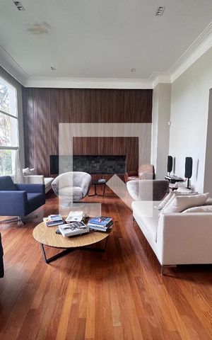 Casa à venda com 700m², 4 quartos e 5 vagas Casa à venda com 700m², 4 quartos e 5 vagasSala
